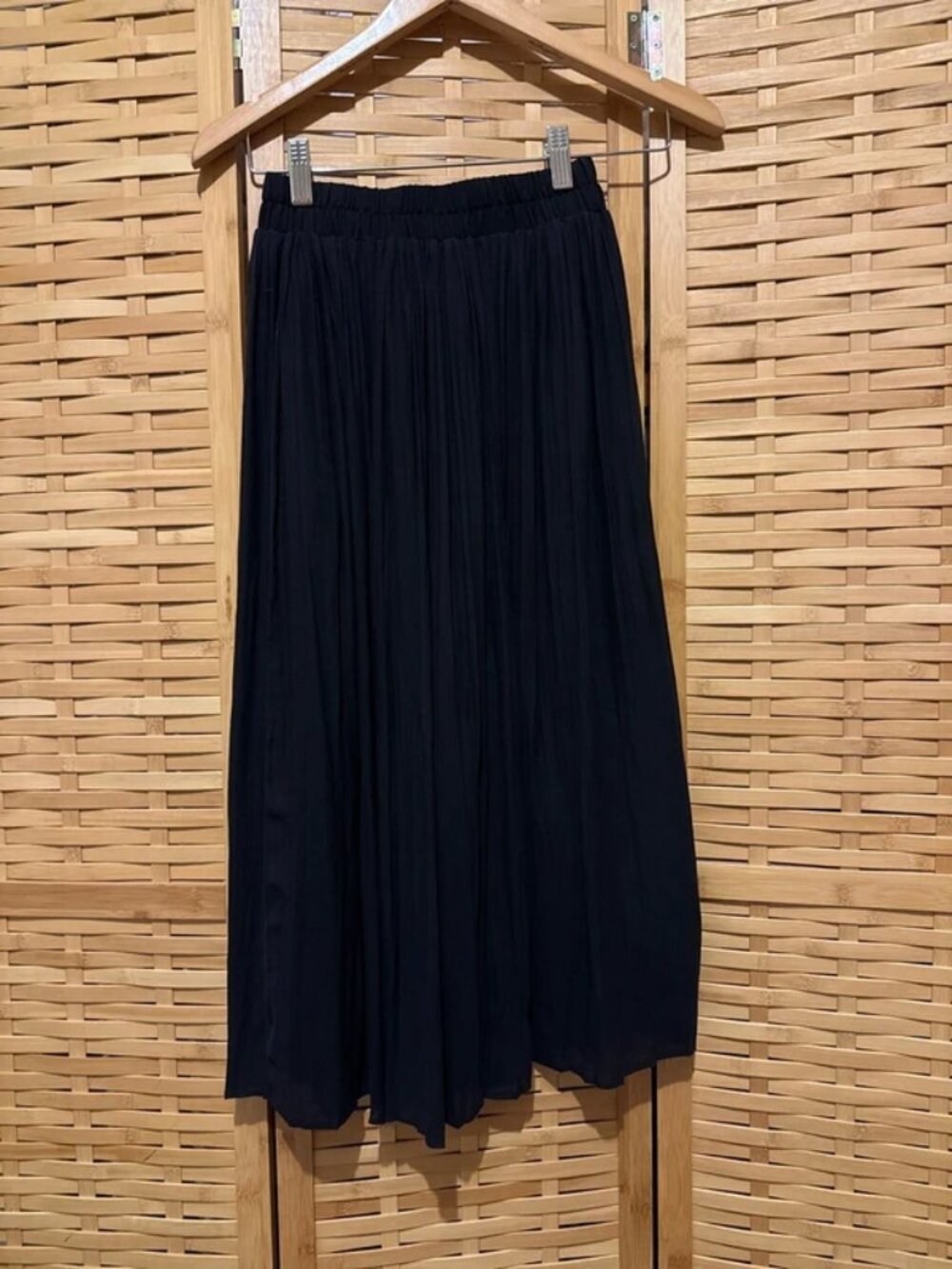 Forever 21 lined black pleated skirt